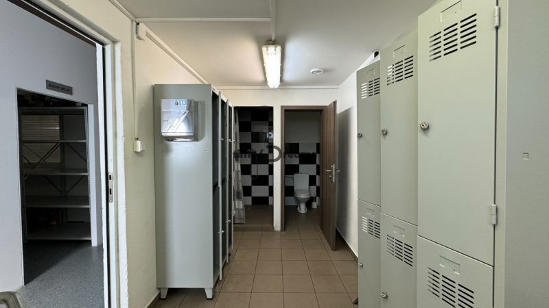 ODSTÚPENIE gastro prevádzky PIZZA Top v Nitre - Skladové priestory s šatňou, sprchou, úložnými skrinkami a hygienickým zariadením.