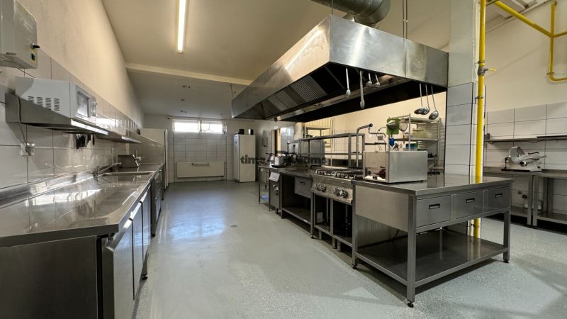 ODSTÚPENIE gastro prevádzky PIZZA Top v Nitre - Profesionálne vybavená kuchyňa s nerezovými pultmi, sporákom a digestorom pre gastro priestory.