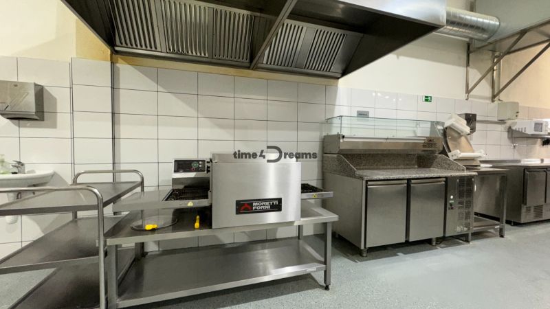 ODSTÚPENIE gastro prevádzky PIZZA Top v Nitre - Profesionálna kuchyňa s nerezovým vybavením a veľkou digestorovou sústavou v gastro priestore.