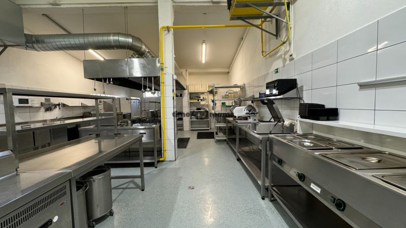 ODSTÚPENIE gastro prevádzky PIZZA Top v Nitre - Profesionálna kuchyňa so zariadením, nerezové povrchy, gastro priestory na prípravu jedál.