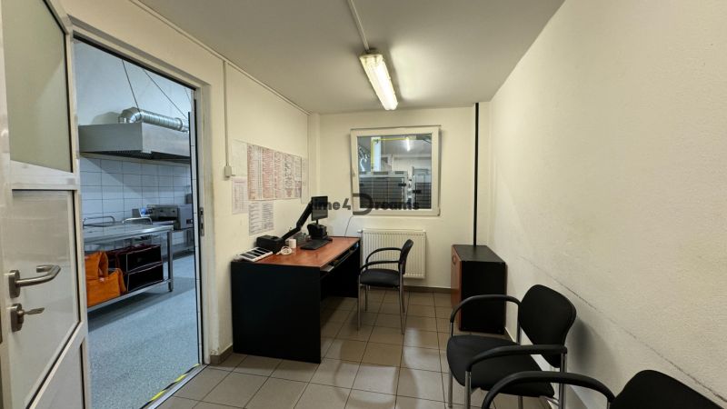 ODSTÚPENIE gastro prevádzky PIZZA Top v Nitre - Kancelárska miestnosť pri kuchyni, gastro priestory, stôl, stoličky, dvere, vybavenie.