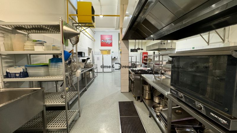 ODSTÚPENIE gastro prevádzky PIZZA Top v Nitre - Profesionálna kuchyňa s nerezovými spotrebičmi, gastro priestory a skladovacie police na kuchynské potreby.