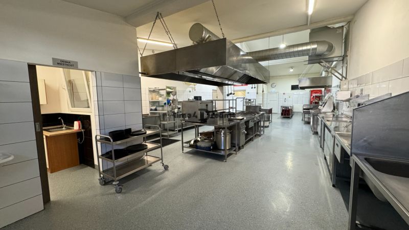 ODSTÚPENIE gastro prevádzky PIZZA Top v Nitre - Kompletná profesionálna kuchyňa s kuchynským vybavením pre gastro priestory, príprava jedla.