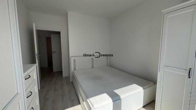 NA PRENÁJOM  2 izbový byt s GARÁŽOU Nitra - Spálňa v 2-izbovom byte, podlaha s dreveným dekorom, biely nábytok, posteľ, skriňa.