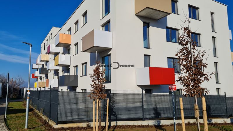 NA PRENÁJOM  2 izbový byt s GARÁŽOU Nitra - Bytový dom na Hornostavskej ulici v Nitre-Klokočine s farebnými balkónmi.