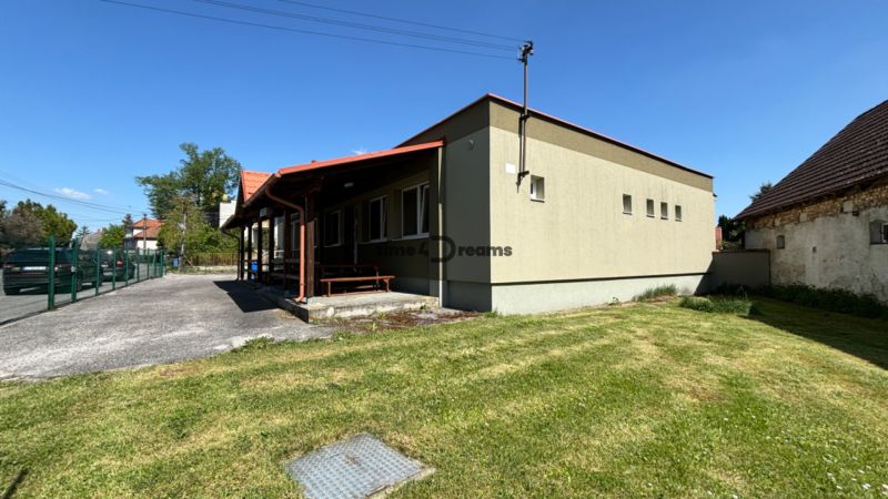 NA PREDAJ Ubytovňa v obci Bílkové Humence - Jednopodlažný dom s verandou, trávnik, parkovisko, ideálne pre hotely a penzióny.