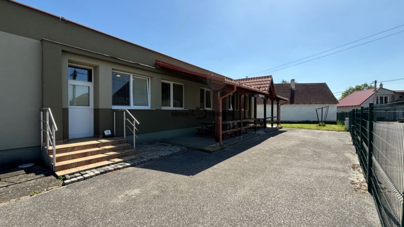 NA PREDAJ Ubytovňa v obci Bílkové Humence - Jednopodlažná budova s verandou, vedľa nej je nájazd a oplocená záhrada. Hotely a penzióny.