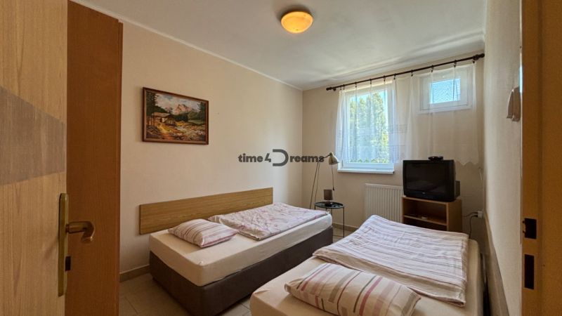 NA PREDAJ Ubytovňa v obci Bílkové Humence - Izba s dvoma posteľami, obrazom na stene, oknom a TV. Hotely a penzióny.