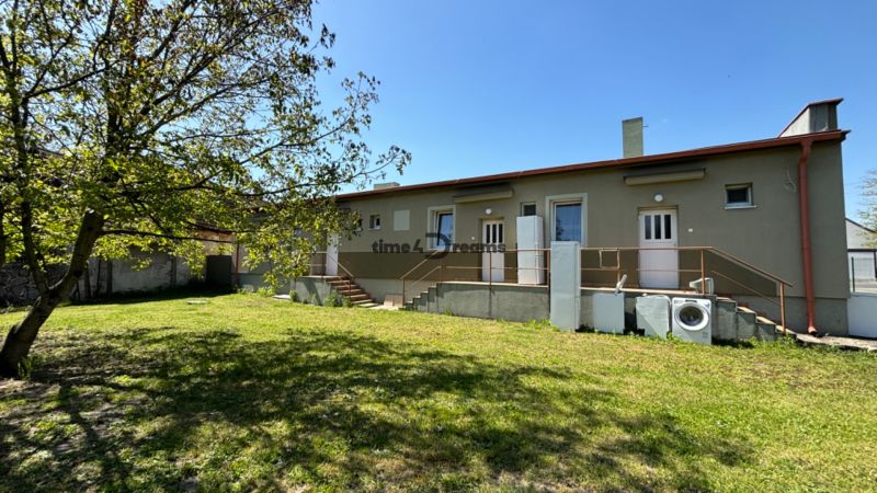 NA PREDAJ Ubytovňa v obci Bílkové Humence - Dom so záhradou, trávnikom a stromom. Ideálne pre **penzióny**.
