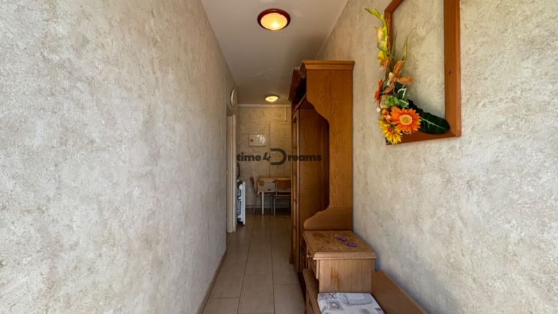 NA PREDAJ Ubytovňa v obci Bílkové Humence - Úzky chodba s dreveným nábytkom, dekoráciou kvetín a stropnými svetlami; hotely a penzióny.
