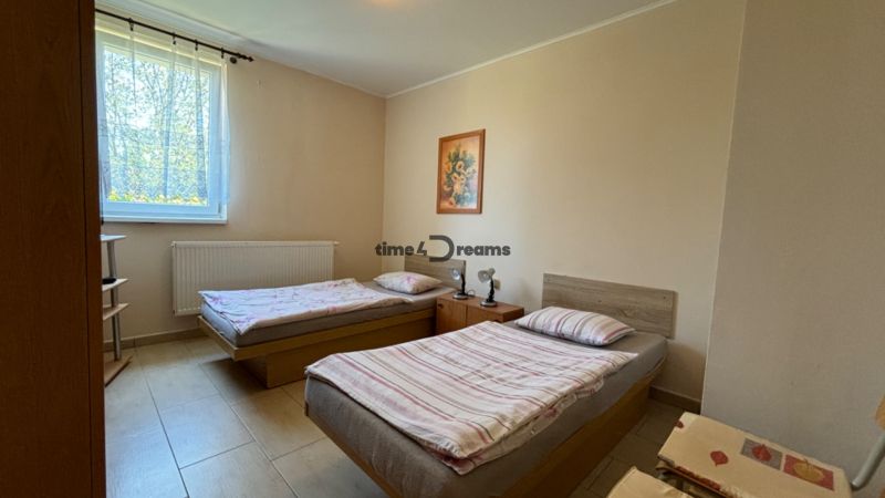 NA PREDAJ Ubytovňa v obci Bílkové Humence - Izba s dvoma posteľami, obrazom na stene a veľkým oknom. Hotely a penzióny.