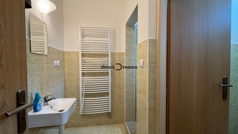 NA PREDAJ Ubytovňa v obci Bílkové Humence - Kúpeľňa s umývadlom, zrkadlom, dverami a rebríkovým radiátorom. Hotely a penzióny.