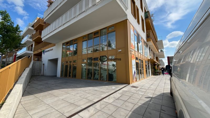 NA PRENÁJOM 2 izbový byt priamo v centre Nitry  - Budova na Piaristickej ulici v Nitre s veľkými oknami, modernou architektúrou a parkovacím miestom.