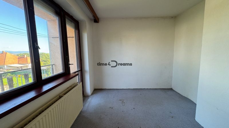 NA PREDAJ 5 izbový rodinný dom v obci Urmince - Topoľčany  - Prázdna miestnosť s výhľadom vo rodinnom dome v Urminciach.