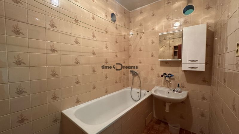 NA PREDAJ 5 izbový rodinný dom v obci Urmince - Topoľčany  - Kúpeľňa v rodinnom dome s vaňou a dlažbou na stenách.