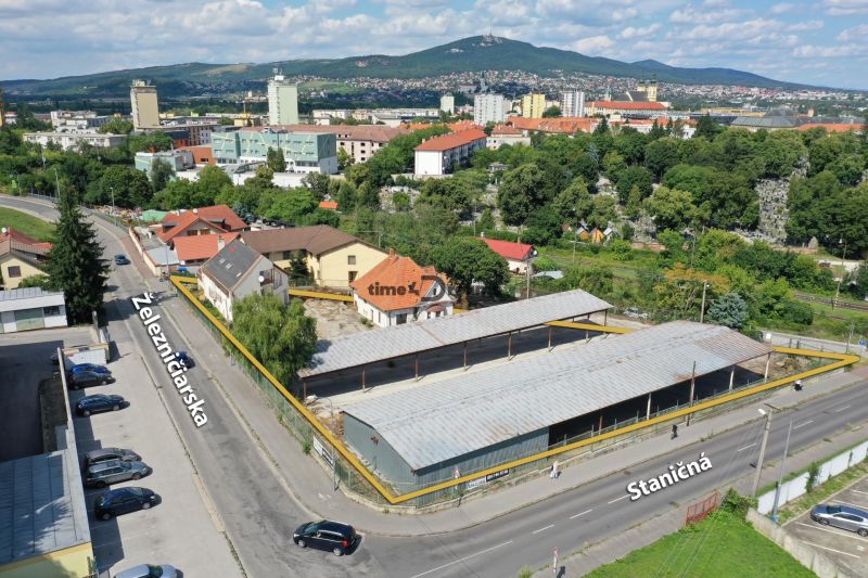 NA PRENÁJOM skladové priestory - areál v centre Nitry - Letecký pohľad na Železničiarsku ulicu v Nitre, Sklady a haly, okolité budovy a zeleň.