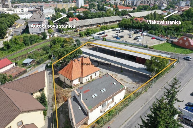NA PRENÁJOM skladové priestory - areál v centre Nitry - Letecký pohľad na sklady a haly na Železničiarskej ulici v Nitre.