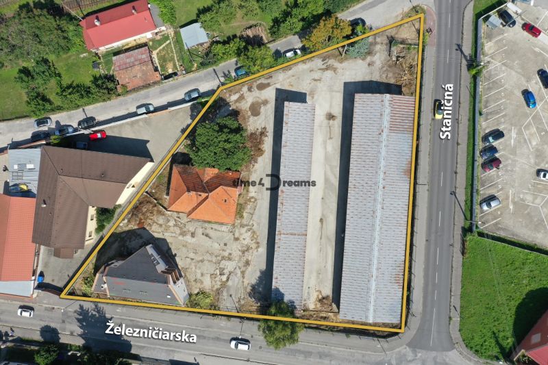 NA PRENÁJOM skladové priestory - areál v centre Nitry - Letecký pohľad na sklady a haly na Železničiarskej ulici v Nitre.