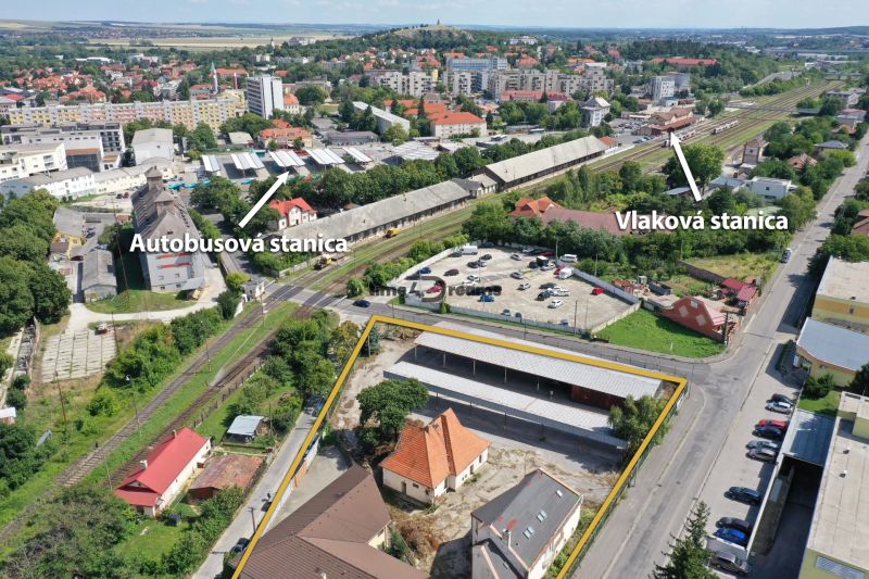 NA PRENÁJOM skladové priestory - areál v centre Nitry - Letecký pohľad na sklady a haly na Železničiarskej ulici v Nitre s blízkou stanicou.