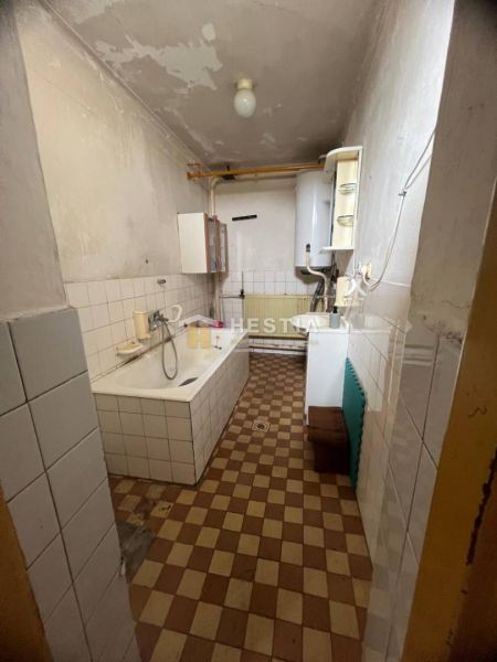 NOVINKA NA TRHU | Rodinný dom v obci Cerová – ideálne miesto pre pokoj - Kúpeľňa s vaňou v rodinnom dome, kachličkovaná s radiátorom a plynovým kotlom.