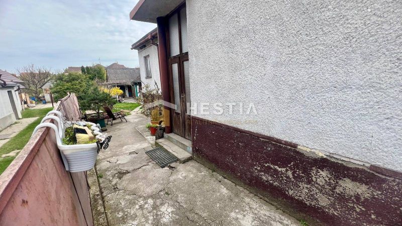 NOVINKA NA TRHU | Rodinný dom v obci Cerová – ideálne miesto pre pokoj - Zádvorie rodinného domu v Cerovej so zeleňou a záhradným nábytkom.