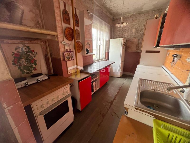 NOVINKA NA TRHU | Rodinný dom v obci Cerová – ideálne miesto pre pokoj - Kuchyňa v rodinnom dome s podlahou s dreveným dekorom a retro nábytkom.