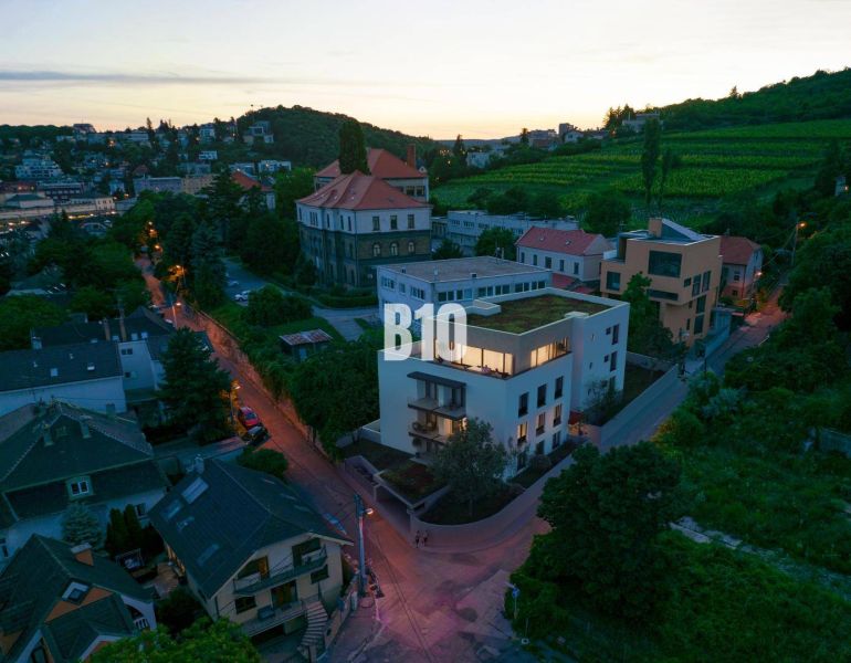 BRATISLAVA NA DLANI - BYT S TERASOU, NA NAJVYŠŠOM POSCHODÍ v komornom  - Budova na Pod Strážami v Bratislave III obklopená zeleňou a obytnými domami.
