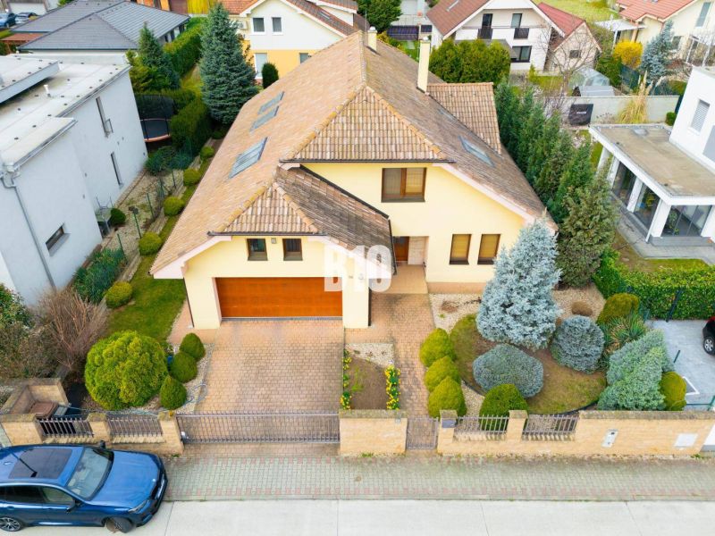 6-IZBOVÝ DOM S DVOJGARÁŽOU A VEĽKORYSÝM PRIESTOROM PRE CELÚ RODINU V P - Rodinný dom na ulici Hany Zelinovej v Senci s upravenou záhradou a garážou.