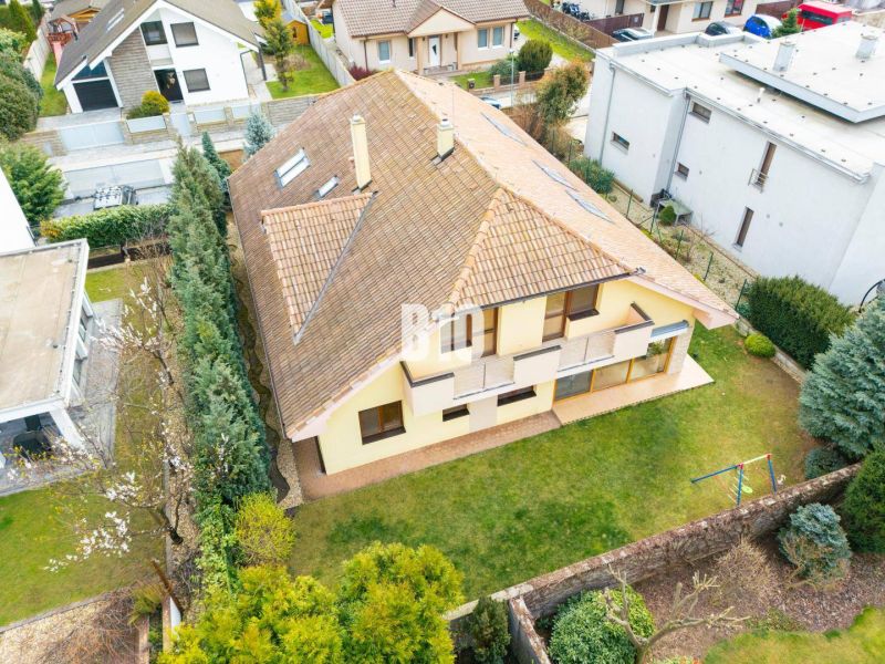 6-IZBOVÝ DOM S DVOJGARÁŽOU A VEĽKORYSÝM PRIESTOROM PRE CELÚ RODINU V P - Rodinný dom na ulici Hany Zelinovej v Senci s priestranným dvorom a záhradou.