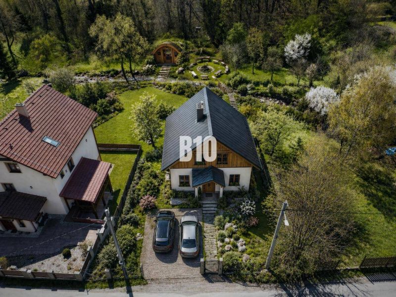 ROVINATÝ POZEMOK S POTÔČIKOM PRE VÝSTAVBU REKREAČNEJ CHATY/RODINNÉHO D - Dom na ulici Obrancov mieru v Banskej Štiavnici obklopený upravenou záhradou. Pozemky - bývanie.