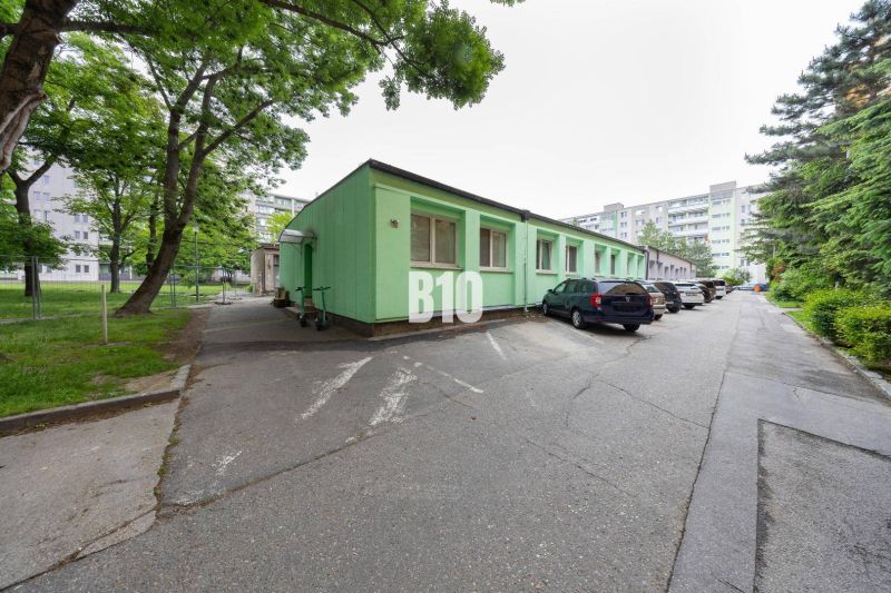 Mesačná ul. - administratívna budova/ubytovacie zariadenie - Zelená budova a parkovisko v oblasti kancelárií v Bratislave-Ružinove, Ostredky.