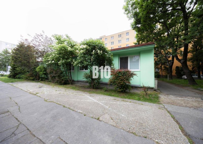 Mesačná ul. - administratívna budova/ubytovacie zariadenie - Jedenposchodová budova s farebnou fasádou, obklopená stromami v Bratislava - Ružinov, Ostredky.