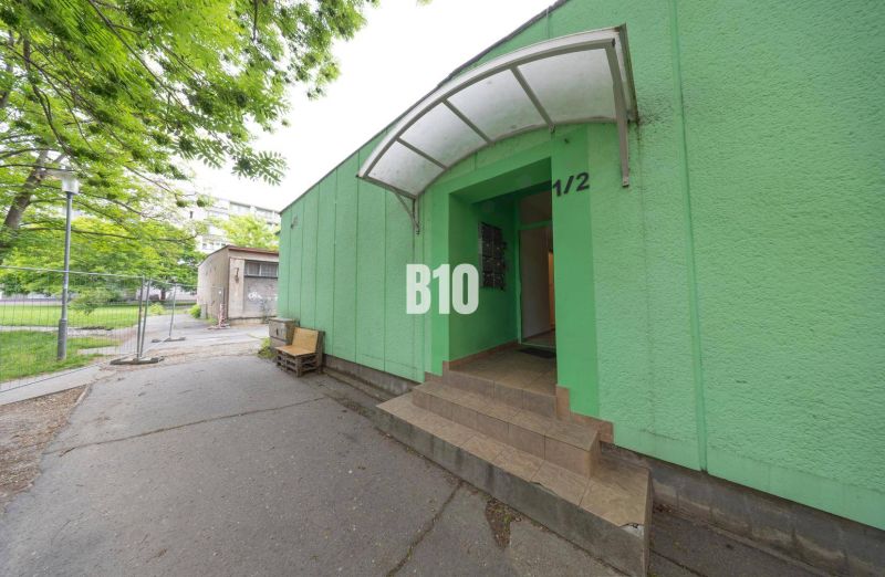 Mesačná ul. - administratívna budova/ubytovacie zariadenie - Vchod do zeleného objektu na ulici Bratislava-Ružinov - Ostredky pri kanceláriách.