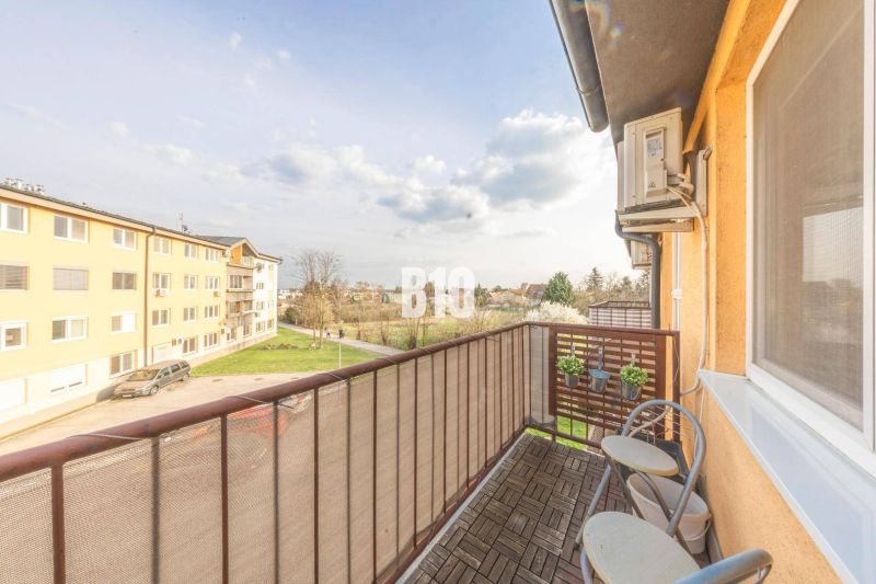 ŠTARTOVACÍ 2-IZBOVÝ BYT S KLIMATIZÁCIOU,  BALKÓNOM, PARKOVACÍM STÁTÍM  - Balkón 2-izbového bytu na ulici M. R. Štefánika, Most pri Bratislave, s výhľadom.