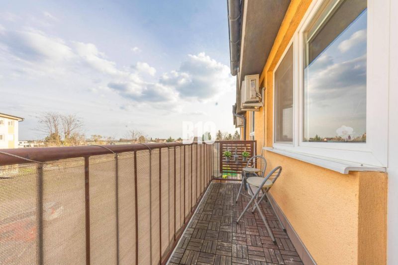 ŠTARTOVACÍ 2-IZBOVÝ BYT S KLIMATIZÁCIOU,  BALKÓNOM, PARKOVACÍM STÁTÍM  - Balkón 2-izbového bytu s výhľadom na ulicu M. R. Štefánika v Moste pri Bratislave.