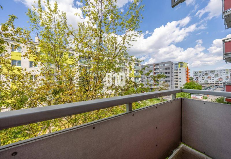 2-izbový byt po rekonštrukcii | Vietnamská ulica, Ružinov | Loggia | B - Úzka lodžia v 2-izbovom byte s výhľadom na bytovky obklopené zeleňou na Vietnamskej ulici.