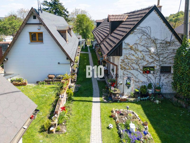 Rozvojový pozemok s existujúcou zástavbou – Jadranská ulica, Bratislav - Dve záhradné chaty a udržiavaný trávnik na Jadranskej ulici v Bratislave IV, pozemky - bývanie.