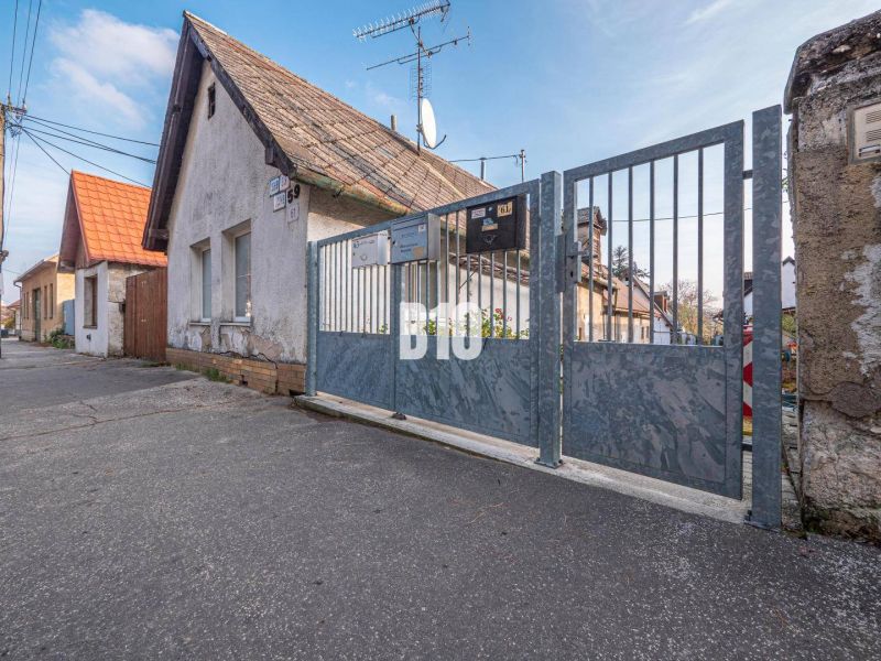 Rozvojový pozemok s existujúcou zástavbou – Jadranská ulica, Bratislav - Rodinný dom s bránou na ulici Jadranská v časti Bratislava IV, pozemky - bývanie.