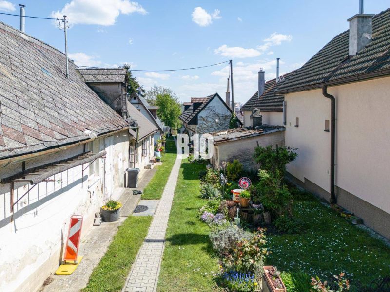 Rozvojový pozemok s existujúcou zástavbou – Jadranská ulica, Bratislav - Úzke priechodisko so záhradou a staršími domami na ulici Jadranská v Bratislave IV. Pozemky - bývanie.