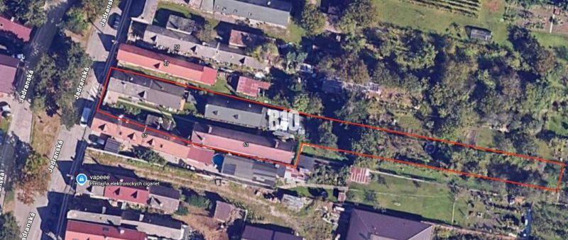 Rozvojový pozemok s existujúcou zástavbou – Jadranská ulica, Bratislav - Letecký pohľad na Pozemky - bývanie na Jadranskej ulici v Bratislava IV, obklopené zeleňou.