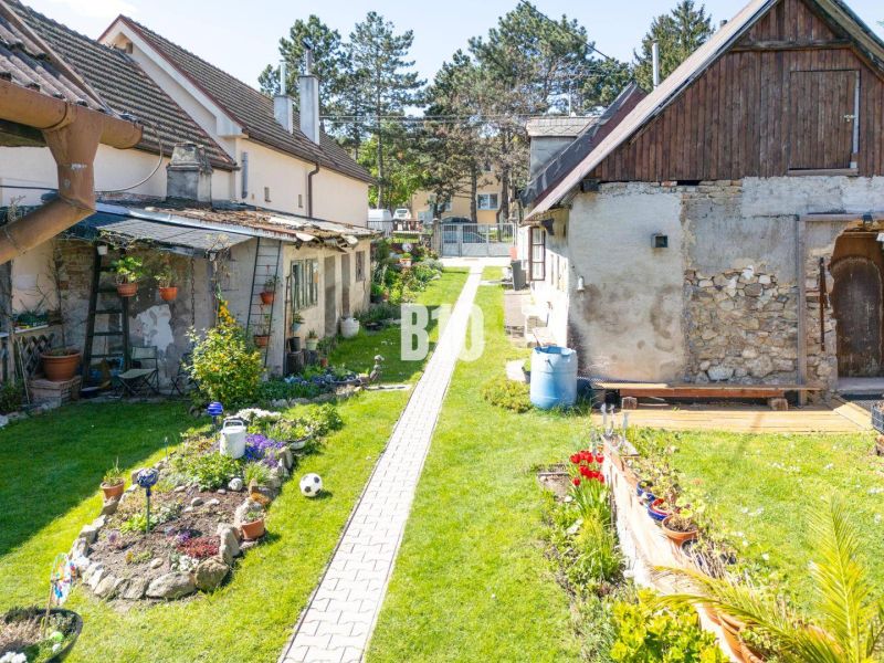 Rozvojový pozemok s existujúcou zástavbou – Jadranská ulica, Bratislav - Záhrada s kvetinovou výsadbou v oblasti Pozemky - bývanie na Jadranskej ulici, Bratislava IV.