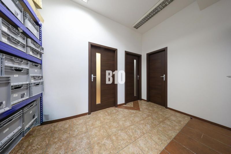 OBCHODNÝ PRIESTOR PETRŽALKA ul.Šustekova - Obchodné priestory s keramickou podlahou a regálmi na úložné boxy.