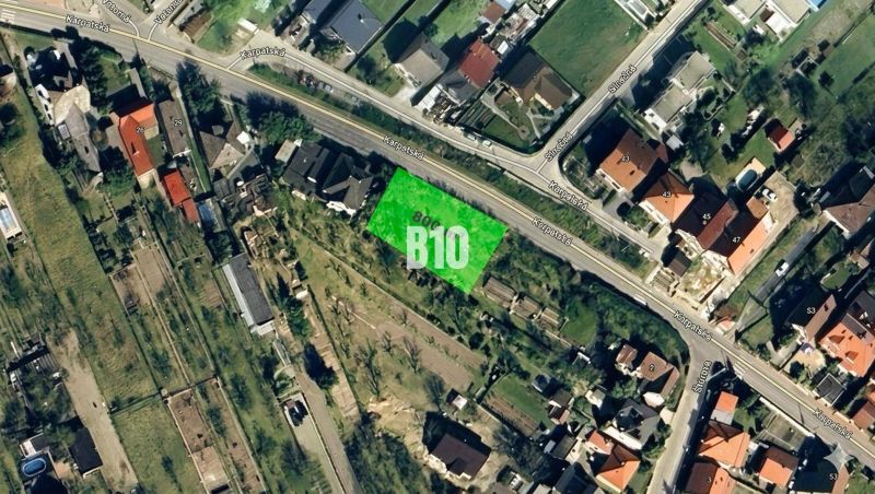 Stavebný pozemok 800 m² v Marianke + projektová štúdia | okamžitá vízi - Letecký pohľad na pozemky na bývanie v Marianke, zahŕňajúci budovy a cestnú sieť.