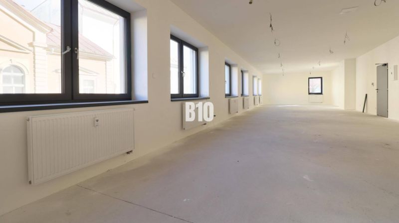 VÝNIMOČNÁ INVESTIČNÁ PRÍLEŽITOSŤ! ADMINISTRATÍVNY PRIESTOR (127,87 m²) - Priestranné kancelárie s oknami na Matúškovej ulici v Dolnom Kubíne.