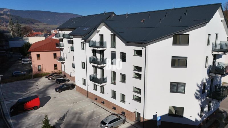 VÝNIMOČNÁ INVESTIČNÁ PRÍLEŽITOSŤ! ADMINISTRATÍVNY PRIESTOR (127,87 m²) - Budova s bielou fasádou a parkoviskom na Matúškovej ulici v Dolnom Kubíne, kancelárie.