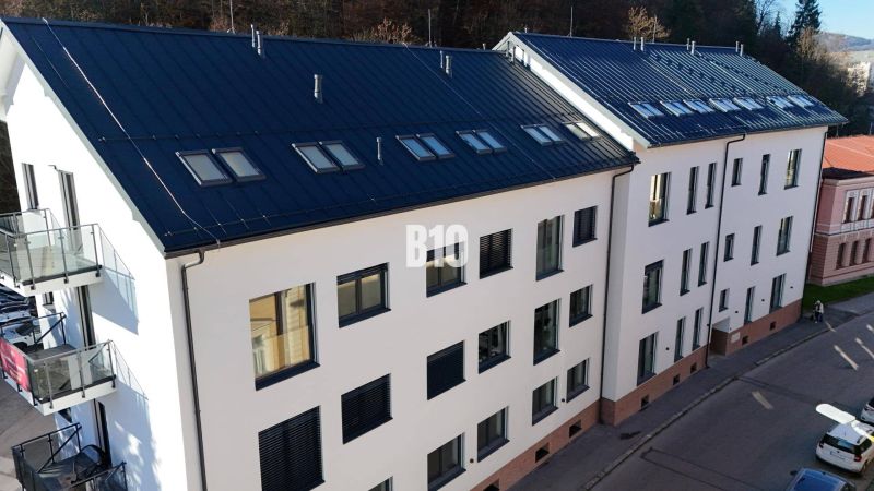 VÝNIMOČNÁ INVESTIČNÁ PRÍLEŽITOSŤ! ADMINISTRATÍVNY PRIESTOR (127,87 m²) - Bytový dom v Dolnom Kubíne s modernými oknami a balkónmi, ideálne pre 2-izbový byt.