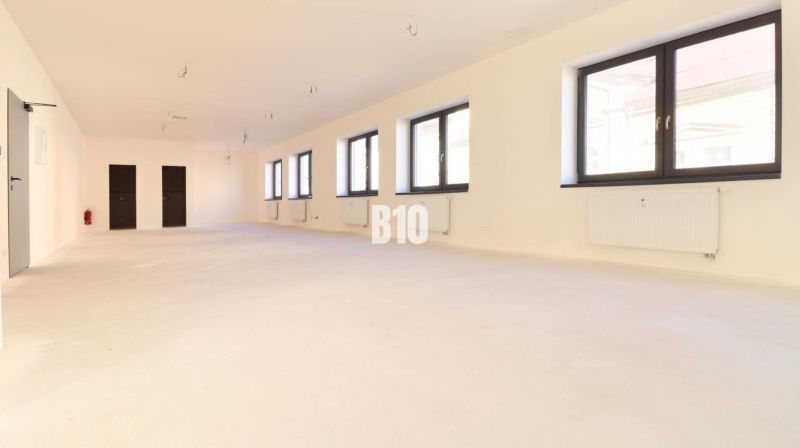 VÝNIMOČNÁ INVESTIČNÁ PRÍLEŽITOSŤ! ADMINISTRATÍVNY PRIESTOR (127,87 m²) - Priestranné kancelárie s veľkými oknami a svetlým interiérom, ideálne pre pracovné prostredie.