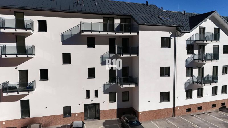 VÝNIMOČNÁ INVESTIČNÁ PRÍLEŽITOSŤ! ADMINISTRATÍVNY PRIESTOR (127,87 m²) - Fasáda bytového domu v Dolnom Kubíne s parkoviskom a balkónmi, ideálnymi pre 2-izbový byt.
