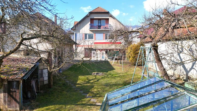 Veľký rodinný dom Turany - Rodinný dom v Turanoch s priestrannou záhradou, skleníkom a húpačkou.