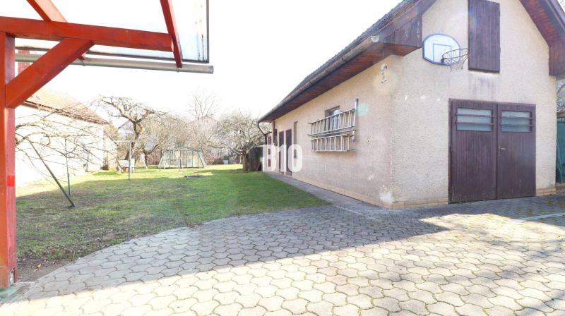 Veľký rodinný dom Turany - Dvor rodinného domu v Turanoch s garážou a basketbalovým košom.